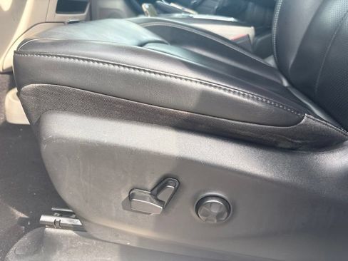 Used 2023 Chrysler Pacifica Touring-L FWD image 19