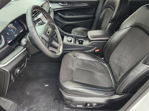 Used 2024 Jeep Grand Cherokee Altitude image 13