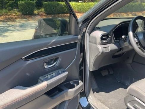 Used 2025 Honda Pilot Sport image 4