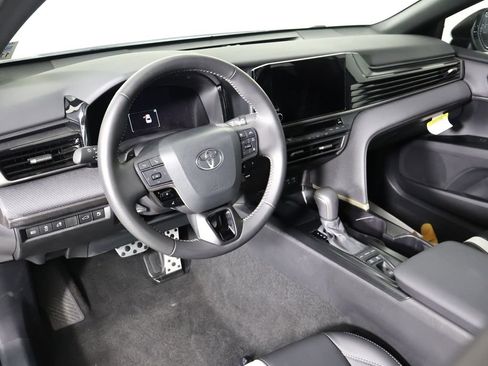 Used 2025 Toyota Camry SE image 6