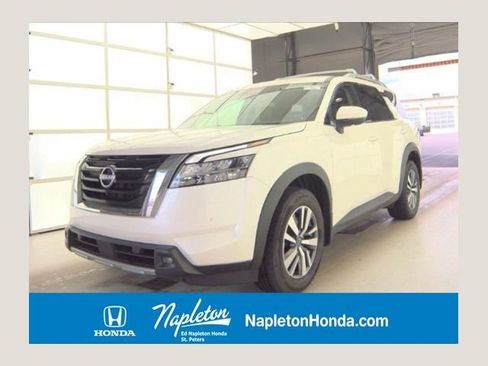 Used 2023 Nissan Pathfinder SL image 1