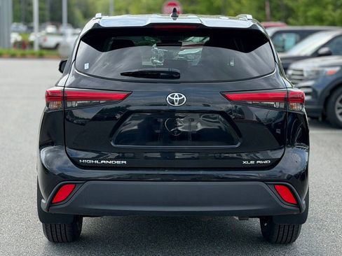 Used 2022 Toyota Highlander XLE AWD/4WD image 4