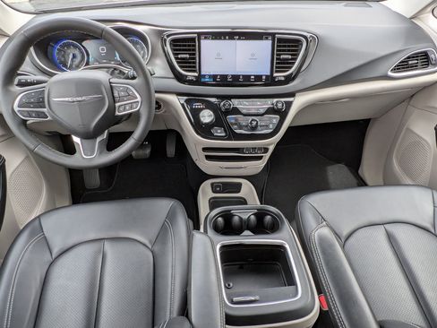 Used 2024 Chrysler Pacifica Touring-L FWD image 21