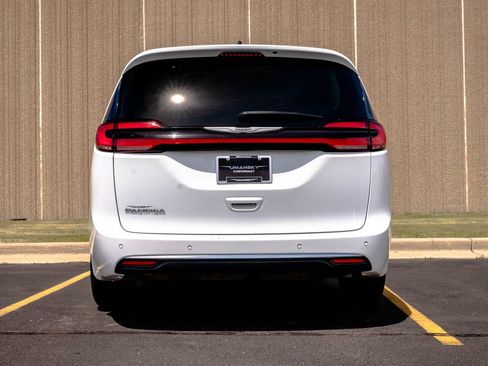 Used 2024 Chrysler Pacifica Touring-L FWD image 8