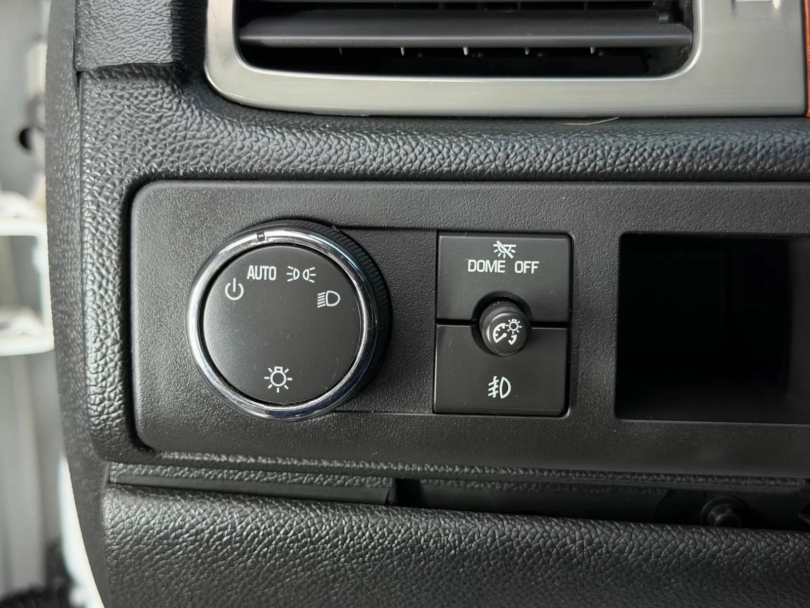 Used 2011 Chevrolet Avalanche LTZ RWD image 28