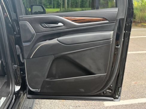 Used 2024 Cadillac Escalade ESV Luxury RWD image 17