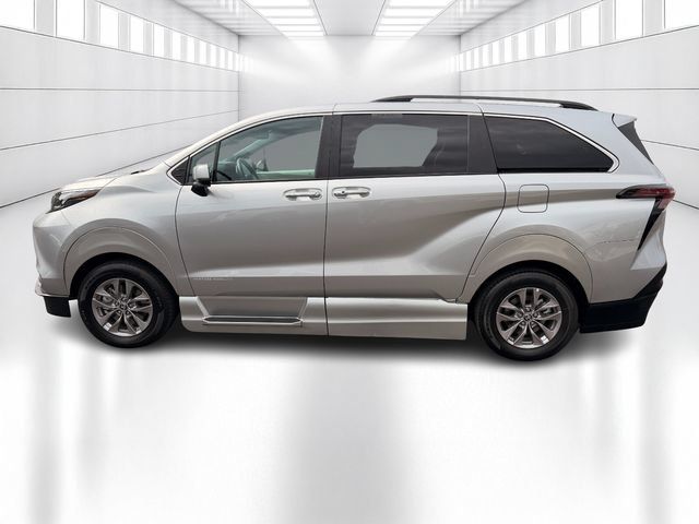 Used 2024 Toyota Sienna XLE w/ XLE Plus Package AWD/4WD image 10