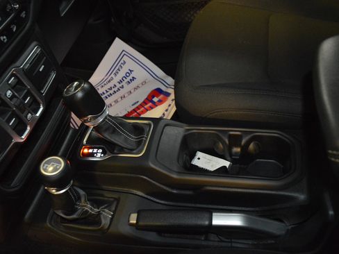 Used 2018 Jeep Wrangler Unlimited Sahara image 20