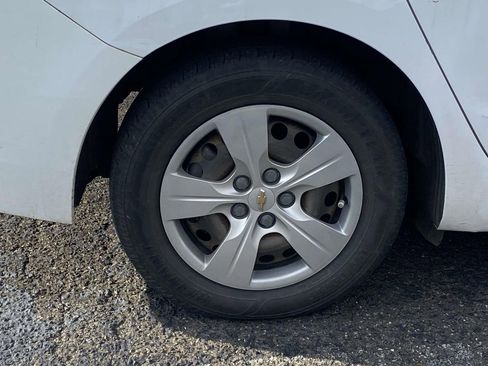 Used 2018 Chevrolet Cruze LS image 9