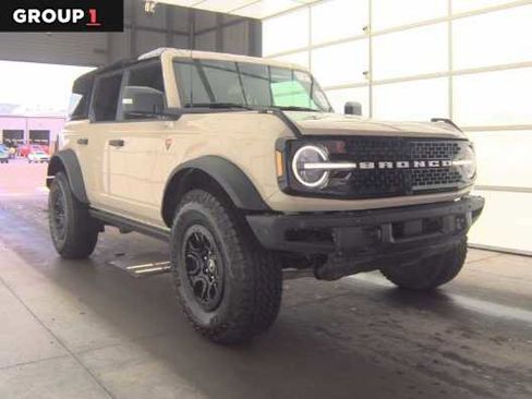 Used 2025 Ford Bronco Badlands image 1