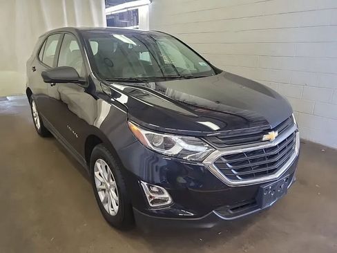 Used 2020 Chevrolet Equinox LS image 2