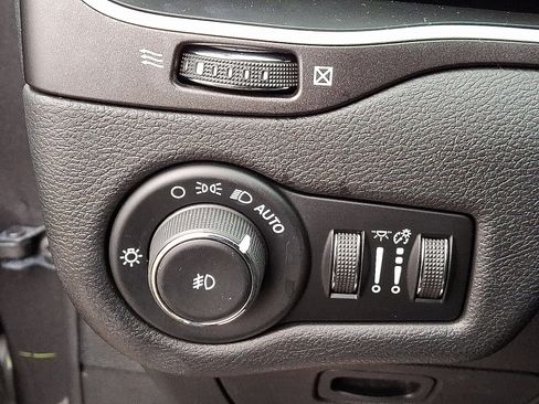 Used 2020 Jeep Cherokee Trailhawk w/ Cold Weather Group AWD/4WD image 27