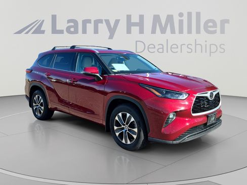 Used 2022 Toyota Highlander XLE AWD/4WD image 7