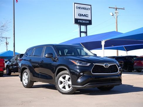 Used 2024 Toyota Highlander LE image 1