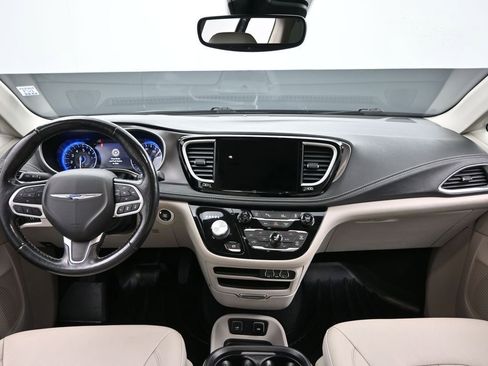 Used 2021 Chrysler Pacifica Touring-L image 25