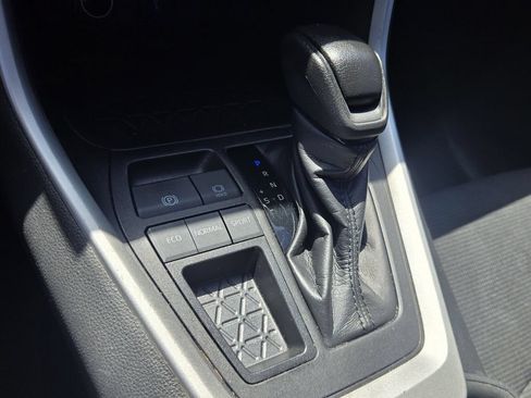 Used 2022 Toyota RAV4 LE FWD image 19