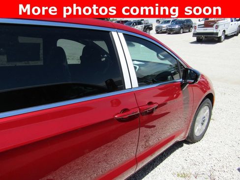 New 2027 Chrysler Pacifica Select AWD/4WD image 6