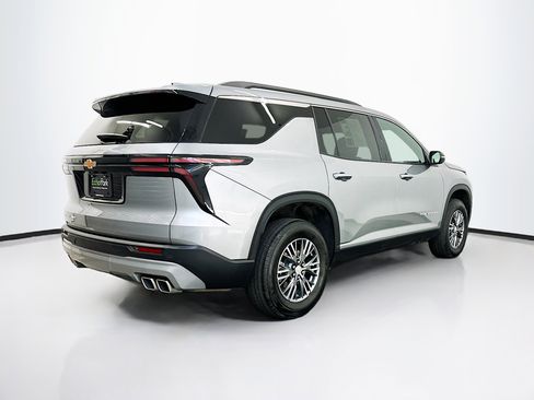 Used 2025 Chevrolet Traverse LT image 9