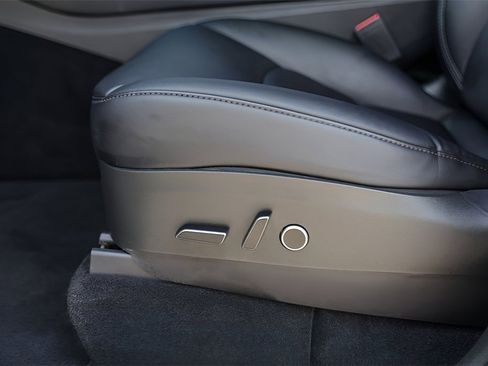 Used 2022 Tesla Model Y Long Range image 8