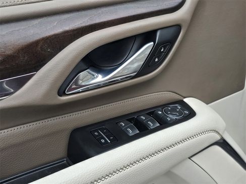 Used 2021 GMC Yukon XL Denali w/ Denali Premium Package image 12