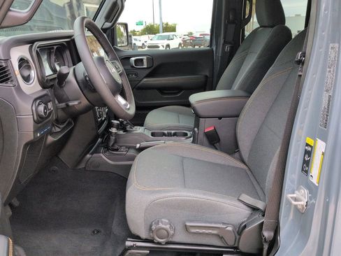 Used 2025 Jeep Wrangler Sahara image 19