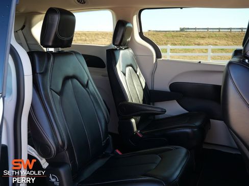 Used 2024 Chrysler Pacifica Touring-L image 15