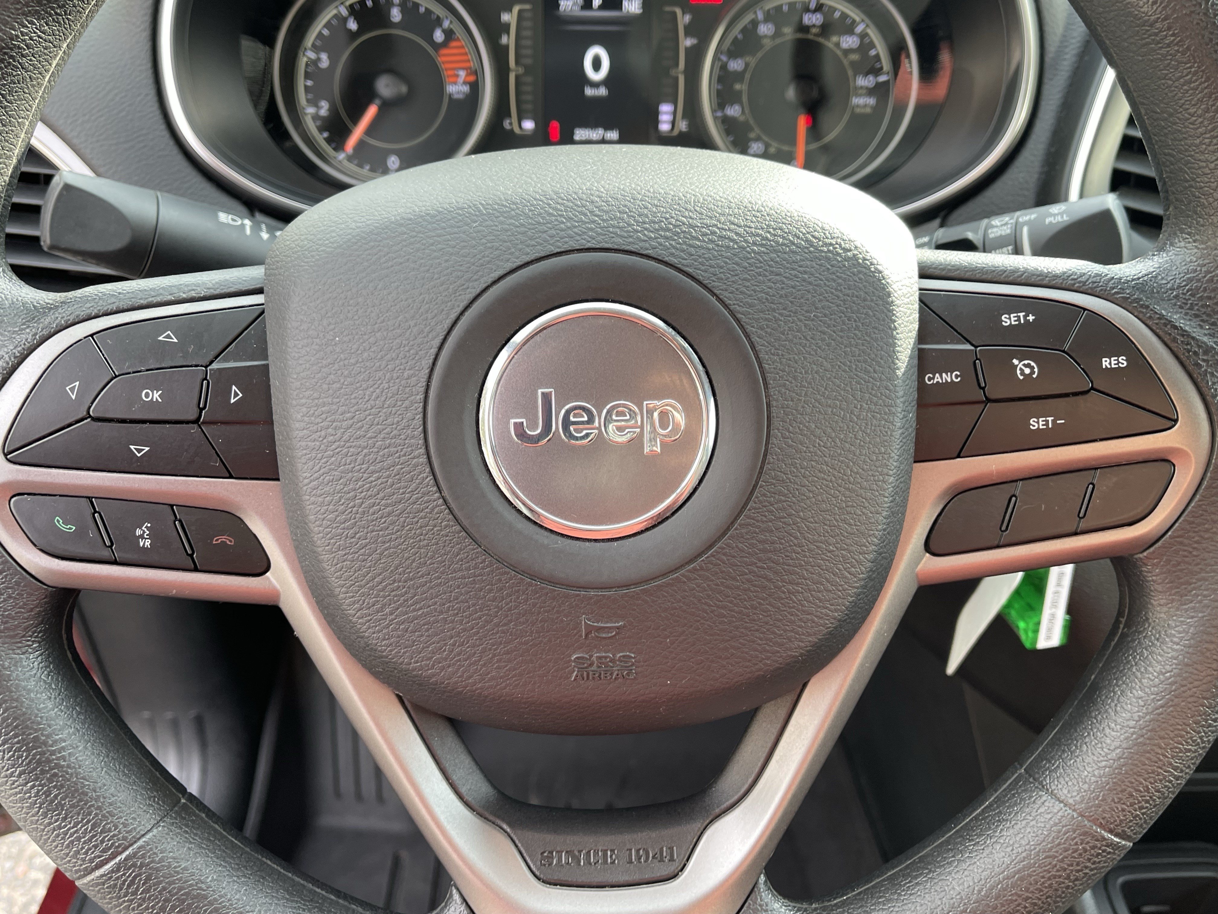 Used 2019 Jeep Cherokee Latitude w/ Popular Appearance Group FWD image 16