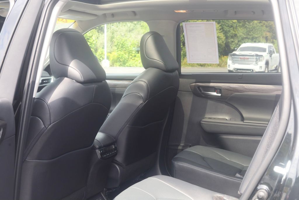 Used 2026 Toyota Highlander Platinum AWD/4WD image 32