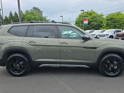 Used 2025 Volkswagen Atlas Peak Edition SE AWD/4WD image 2