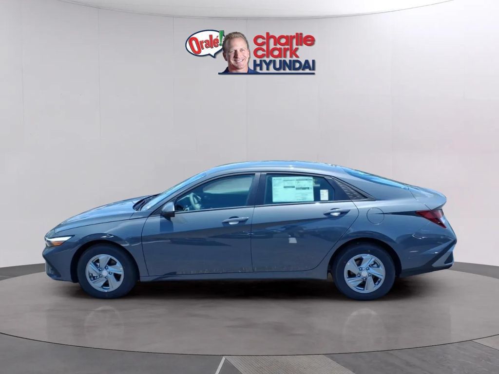 New 2026 Hyundai Elantra SE FWD image 2
