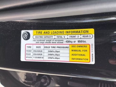 Used 2022 Volvo XC60 B5 Momentum w/ Climate Package FWD image 11