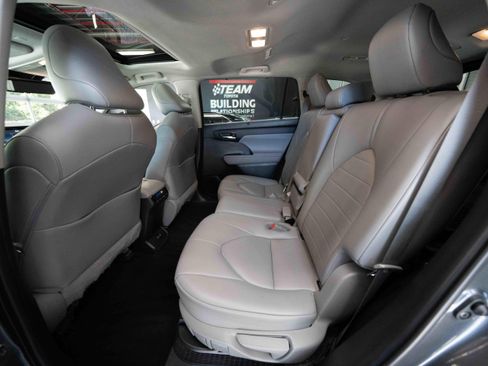 Used 2021 Toyota Highlander XLE AWD/4WD image 23