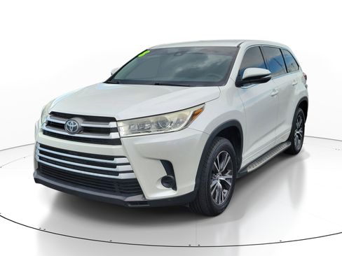 Used 2018 Toyota Highlander LE FWD image 3