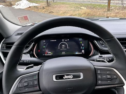 Used 2022 Jeep Grand Cherokee Limited 4xe w/ Luxury Tech Group II image 18