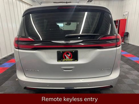 Used 2024 Chrysler Pacifica Limited FWD image 5