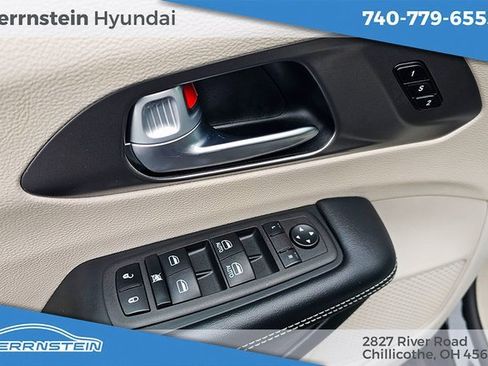 Used 2023 Chrysler Pacifica Touring-L image 22