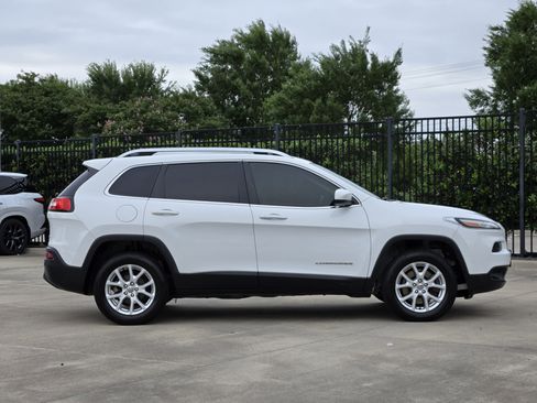 Used 2016 Jeep Cherokee Latitude FWD image 2