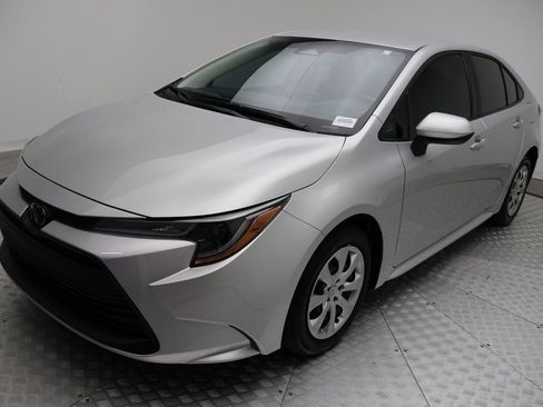 Used 2025 Toyota Corolla LE image 2