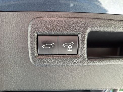 Certified 2021 Toyota Venza LE image 29