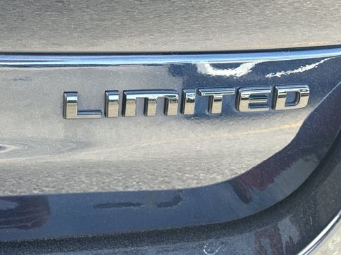 Used 2024 Jeep Grand Cherokee L Limited w/ Black Appearance Package AWD/4WD image 9