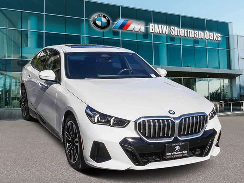 Used 2025 BMW 530i w/ M Sport Package image 3