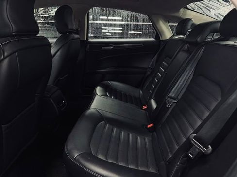 Used 2017 Ford Fusion SE w/ Fusion SE Technology Package image 18