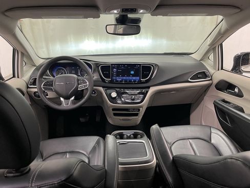 Used 2024 Chrysler Pacifica Touring-L image 22
