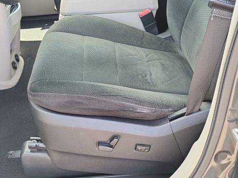 Used 2012 Chrysler Town & Country Touring FWD image 12