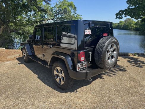 Used 2017 Jeep Wrangler Unlimited Sahara w/ Connectivity Group AWD/4WD image 9