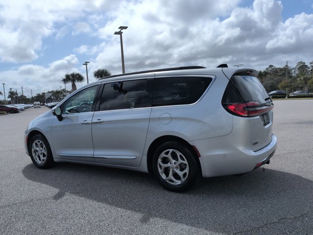 Used 2023 Chrysler Pacifica Limited FWD image 7