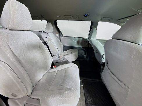 Used 2018 Toyota Sienna LE FWD image 29