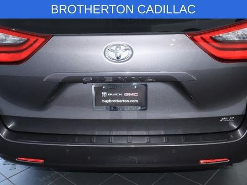 Used 2020 Toyota Sienna XLE w/ XLE Navigation Package FWD image 18
