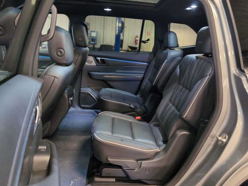 Used 2025 Buick Enclave Avenir AWD/4WD image 27
