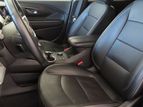 Used 2024 GMC Terrain SLT image 12